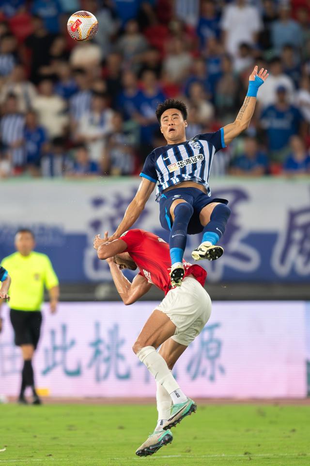 清晨突围战来临，武汉三镇围绕英超远射贴柱，气氛紧张，细节决定成败的简单介绍